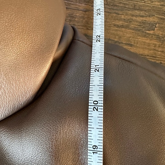 Old Navy Faux Leather Women's
Brown Puffer Jacket NWT SM CHOCOLATE SOFT cropped - Picture 9 of 15